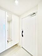 ミラー付きシューズボックスはお出かけ前の身だしなみチェックに便利