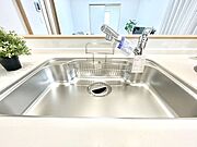 広々としたシンクでお料理やお皿洗いもラクラク快適に！
