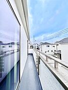 2部屋にまたがる広いバルコニー。晴れた日には洗濯物も気持ちよく干せそうですね。