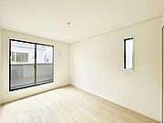 2面採光で気持ちよく自然光が取り入れられるのでお子様のお部屋にもピッタリ