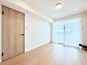 窓からのやさしい光が心地よいプライベートルーム  