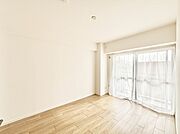 窓からのやさしい光が心地よいプライベートルーム