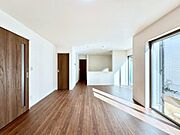 明るい陽光が注ぎ、寛ぎの雰囲気に満たされるリビング・ダイニング。 