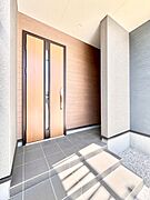 大切な家族、来客を出迎える玄関。