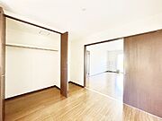 リビング隣接の洋室は個室としても利用できます
