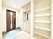 明るい玄関はお客様をお出迎えするのにぴったりです！ 