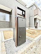 シンプルデザインのポスト。