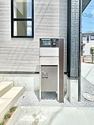 表札・インターホン・ポスト・宅配ＢＯＸをひとつに集約。エントランスになじむシンプルデザイン。