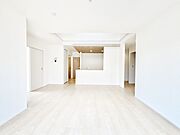 明るい陽光が注ぎ、寛ぎの雰囲気に満たされるリビング・ダイニング。 