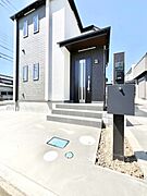 シンプルで落ち着いた雰囲気の玄関でご家族やお客様をお出迎え！