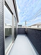 暖かな陽光が降り注ぐバルコニーはお洗濯におすすめ。爽やかな風も心地よいです。 