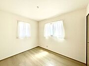 2面採光で気持ちよく自然光が取り入れられるのでお子様のお部屋にもピッタリ