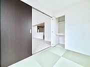 リビングと隣り合っている和室。ほっと一息できる和の空間も忘れずに。 