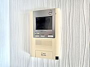 訪問者が一目でわかる安心のＴＶモニター付きインターホン。   