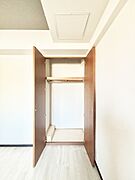 毎日着る衣類や荷物などの収納に便利なクローゼット付き。