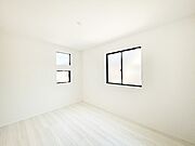 2面採光で気持ちよく自然光が取り入れられるのでお子様のお部屋にもピッタリ