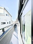 2部屋にまたがる広いバルコニー。晴れた日には洗濯物も気持ちよく干せそうですね。