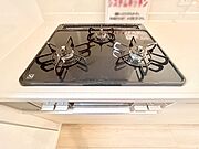 ガスコンロはＳｉセンサー搭載。火力調節や焦げ付き・消し忘れも防いでくれます。