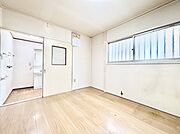 自然光が取り込まれ家族団らんの場所を明るく演出