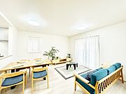 大きな窓からたっぷりの陽光と風を感じられるリビング