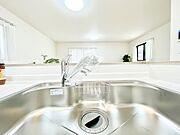 いつでも清潔なおいしいお水を。一つの水栓で水道水と浄水を使い分け。