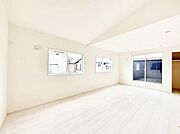ライフスタイルに合わせて2部屋として利用できる広々とした洋室。　
