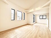 空間を演出する上部吹き抜けを採用し、居心地の良さにこだわったリビング