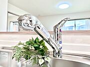 いつでも清潔なおいしいお水を。一つの水栓で水道水と浄水を使い分け。