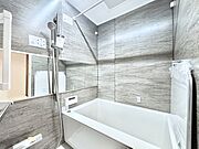 一日の疲れを癒してくれる明るい清潔感のあるバスルーム  