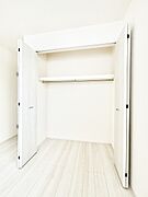 毎日着る衣類や荷物などの収納に便利なクローゼット付きです。