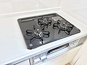 ガスコンロはＳｉセンサー搭載。火力調節や焦げ付き・消し忘れも防いでくれます。