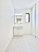 小窓がついているので湿気の多い場所でも換気ができ快適です。毎日の身支度を気持ち良く行えますね。