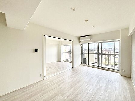 大きな窓からたっぷりの陽光と風を感じられるリビング
