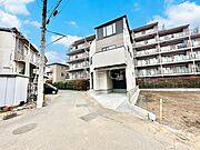 前面道路はきちんと整備されています  