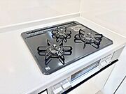ガスコンロはＳｉセンサー搭載。火力調節や焦げ付き・消し忘れも防いでくれます。