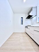 爽やかな風が通り抜けるキッチン。窓があるので明るく換気にも役立ちます。