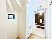 小窓がついているので湿気の多い場所でも換気が十分行えます。毎日の身支度を気持ち良く！