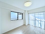 バルコニーに繋がるお部屋は開放感があります。