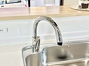 センサーに手をかざすだけで吐水／止水ができるタッチレス水栓　