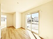明るい陽光が注ぎ、寛ぎの雰囲気に満たされるリビング・ダイニング。 