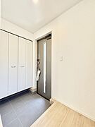 ガラススリットの入った玄関ドアが室内に光を届けてくれます 