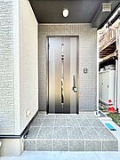 玄関前は雨が降っても濡れにくい屋根付き  