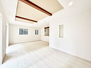 家族の笑顔が自然と生まれてくる、そんな雰囲気のダイニングに仕上がっています。
