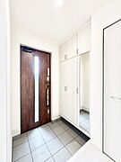 明るい陽光が入り込む玄関。ご家族の靴もスッキリ収納できる玄関収納付き！