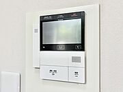 訪問者が一目でわかる安心のＴＶモニター付きインターホン。   