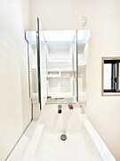 三面鏡の裏に、化粧品や衛生用品などを収納可能。洗面台をすっきりと保ちます！