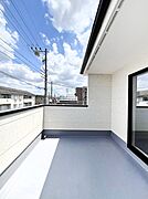 暖かな陽光が降り注ぐバルコニーはお洗濯におすすめ。爽やかな風も心地よいです。 
