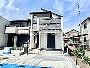 大きく見やすい三面鏡で清潔感ある洗面台は、身だしなみチェックや肌のお手入れにおすすめです。 