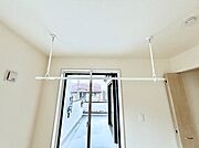 室内物干しポール。梅雨や花粉の時期に大活躍します。  