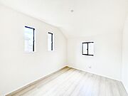 2面採光の洋室。窓から入り込む陽光がお部屋全体を優しく包み込みます！